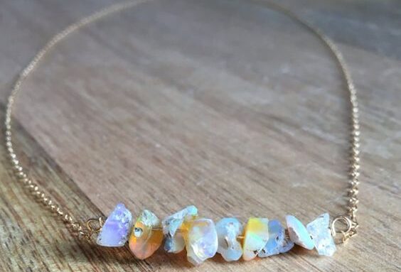 coliere din opal