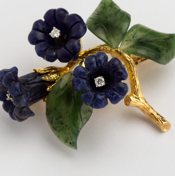 Brosa aur de 18k cu diamante si flori sculptate in ametist