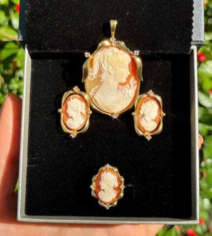 Set vintage din aur de 18k cu diamante si camee sculptate in melc marin
